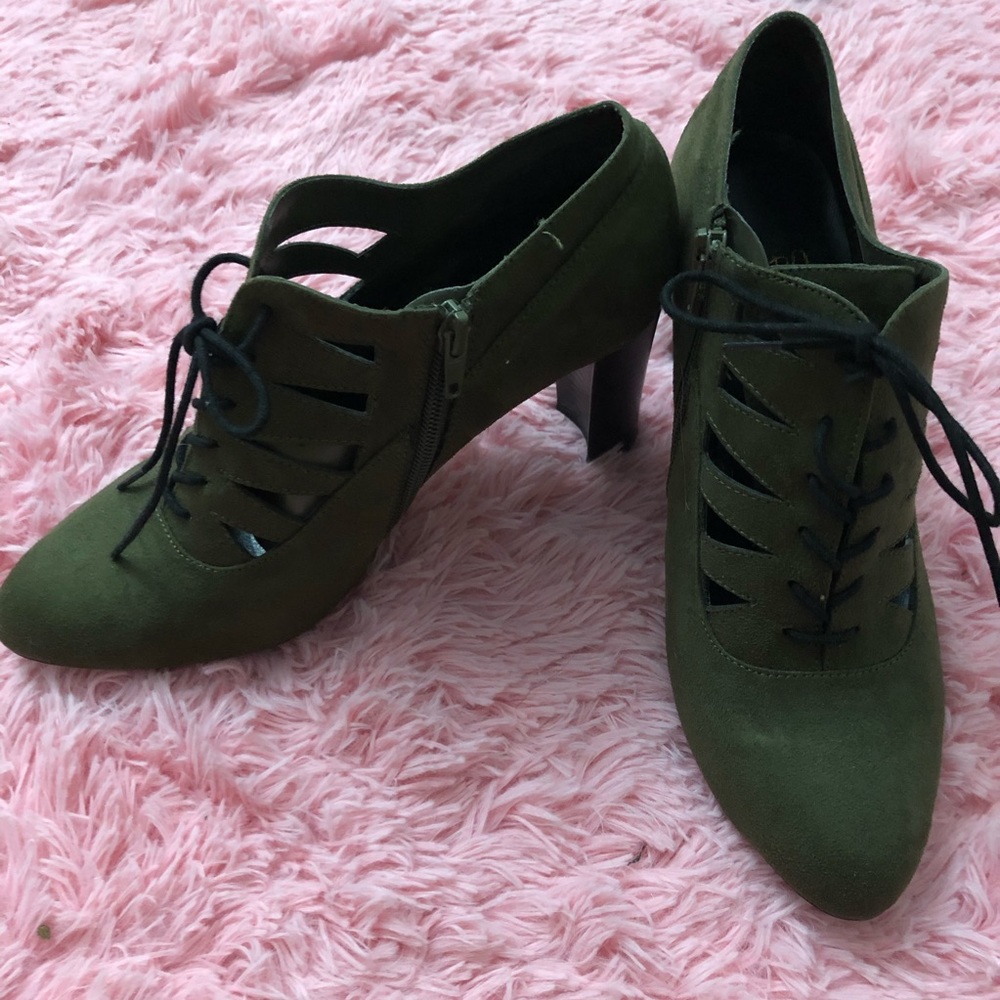 IMPO “tobi” laced hunter green booties sz 9